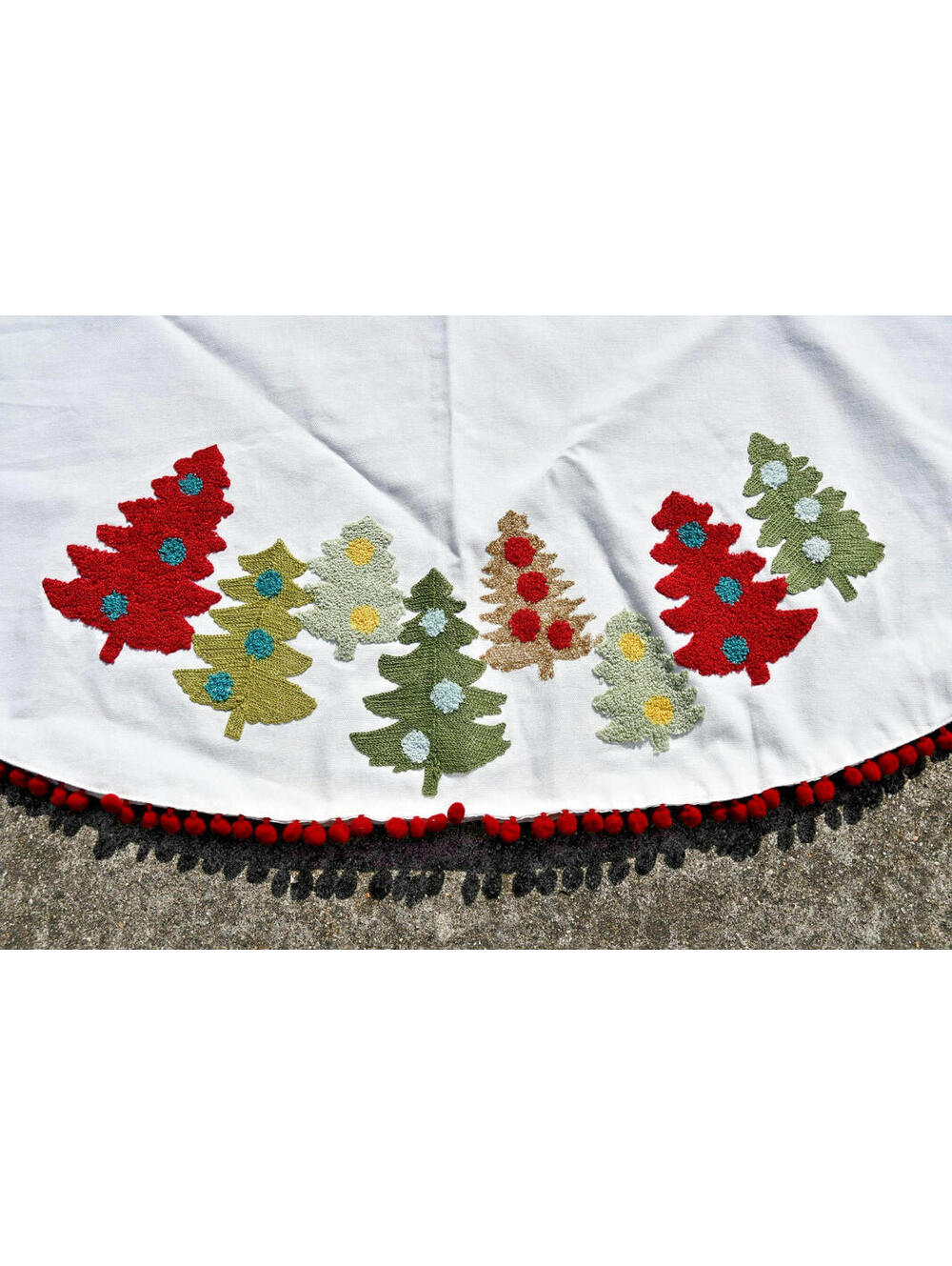 Christmas Tree Skirt Pier 1 Imports Embroidered Red Green Gold w/ Tag 52”